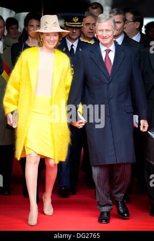 Lüttich, Belgien. 11. Oktober 2013. Während ihrer ersten Tour besuchen König Philippe und Königin Mathilde von Belgien (L) der Stadt Lüttich, Belgien, 11. Oktober 2013. Belgiens neuer König und die Königin sind derzeit auf eine erste Tour durch Belgien. Foto: Dpa/Patrick van Katwijk/Alamy Live News Stockfoto