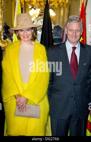 Lüttich, Belgien. 11. Oktober 2013. Während ihrer ersten Tour besuchen König Philippe und Königin Mathilde von Belgien (L) der Stadt Lüttich, Belgien, 11. Oktober 2013. Belgiens neuer König und die Königin sind derzeit auf eine erste Tour durch Belgien. Foto: Dpa/Patrick van Katwijk/Alamy Live News Stockfoto