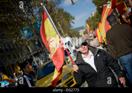 Barcelona, Spanien. 12. Oktober 2013. Ein Mann mit einer spanischen Flagge auf dem Plaza Catalunya in Barcelona. Hispanic Tag zeichnet sich durch die Krise stalking Spanien und die wachsende Nachfrage nach Unabhängigkeit von der katalanischen Bevölkerung. Einige tausend Menschen demonstrierten für die Vereinigung der spanischen Territorium. Bildnachweis: Jordi Boixareu/Alamy Live-Nachrichten Stockfoto