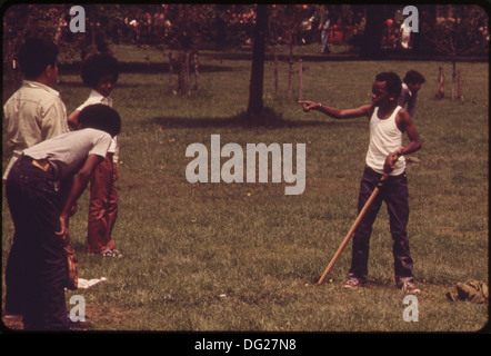 Kinder spielen im Battery Park an der Südspitze von Manhattan Island, New York City. Das Bild spiegelt den öffentlichen Park und die Freizeitaktivitäten für Kinder wider. Stockfoto