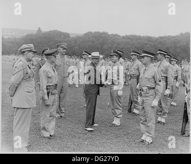 Fotografieren von Präsident Truman Händeschütteln mit einem Soldaten, als er der Militärpolizei des Bezirks Bewertungen... 199384 Stockfoto