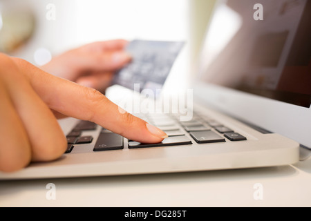 Weibliche Laptop eingeben Finger Tisch Schreibtisch indoor Stockfoto