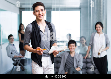 Glücklich Büroangestellte in der Gesellschaft Stockfoto