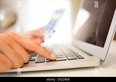 Schaltfläche "Frau Laptop Finger" geben Sie Schreibtisch Stockfoto