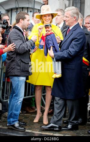 Lüttich, Belgien. 11. Oktober 2013. King Philippe (R) und Königin Mathilde von Belgium (C) besuchen, auf ihrer ersten Tour der Stadt Lüttich, Belgien, 11. Oktober 2013. Belgiens neuer König und die Königin sind derzeit auf eine erste Tour durch Belgien. Foto: Patrick van Katwijk () / Dpa/Alamy Live News Stockfoto