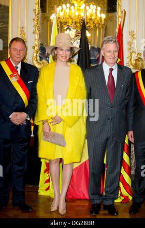 Lüttich, Belgien. 11. Oktober 2013. King Philippe (R) und Königin Mathilde von Belgium (C) besuchen, auf ihrer ersten Tour der Stadt Lüttich, Belgien, 11. Oktober 2013. Belgiens neuer König und die Königin sind derzeit auf eine erste Tour durch Belgien. Foto: Patrick van Katwijk () / Dpa/Alamy Live News Stockfoto