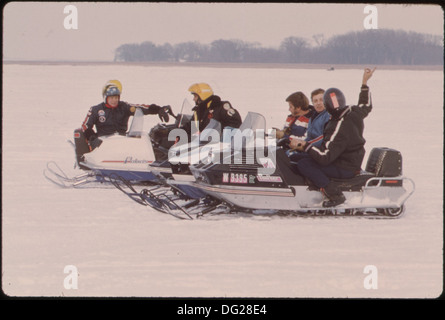 Motorschlittenfahrten sind eine beliebte Winteraktivität für Menschen jeden Alters in New Ulm, Minnesota. Die Freizeitbeschäftigung ist besonders in verschneiten Regionen beliebt und bietet während der Wintermonate Gelegenheit zur Erholung im Freien. Stockfoto