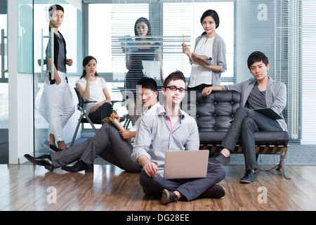 Ernsthafte Büroangestellte in der Gesellschaft Stockfoto