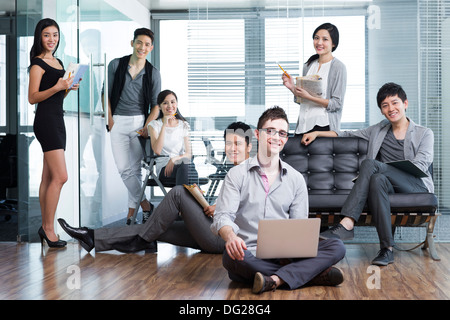 Glücklich und entspannt Büroangestellte in der Gesellschaft Stockfoto