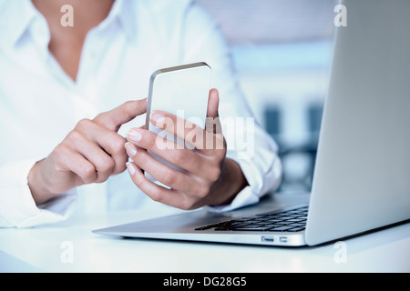 Weibliche Laptop Handy-Finger Tisch Schreibtisch indoor Stockfoto