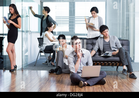 Büroangestellte, Grübeln über heikle Probleme Stockfoto