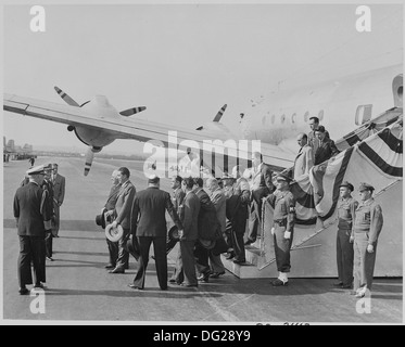 Foto des mexikanischen Präsidenten Miguel Aleman zu Fuß von seinem Flugzeug in Washingtons National Airport, begleitet... 199572 Stockfoto