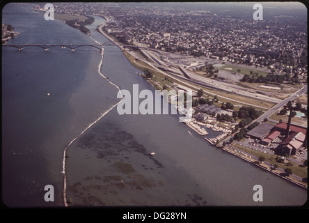 WASSERSTRAßE IN BUFFALOS NÖRDLICHEN UFERPROMENADE AM NIAGARA RIVER. ALS TEIL DER GRENZE ZWISCHEN DEN USA UND... 549503 Stockfoto