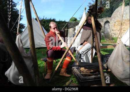 Mitglieder des Arbeitskreises Erbe Normand aus Frankreich in ihre Teilnahme an der Schlacht von Hastings 1066 Wochenende Norman-camp Stockfoto