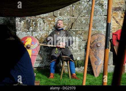 Mitglied des Arbeitskreises Erbe Normand aus Frankreich nimmt ein Nickerchen an ihr Norman Camp Wochenende Schlacht von Hastings 1066 in der Battle Abbey in East Sussex Stockfoto