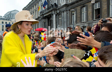 Lüttich, Belgien. 11. Oktober 2013. Königin Mathilde von Belgien (L) posiert mit Zuschauern während ihres Besuchs auf ihrer ersten Tour, zu der Stadt Lüttich, Belgien, 11. Oktober 2013. Belgiens neue Königspaar, König Philippe von Belgien und Königin Mathilde von Belgien, sind derzeit auf eine erste Tour durch Belgien. Foto: Albert Nieboer () / Dpa/Alamy Live News Stockfoto