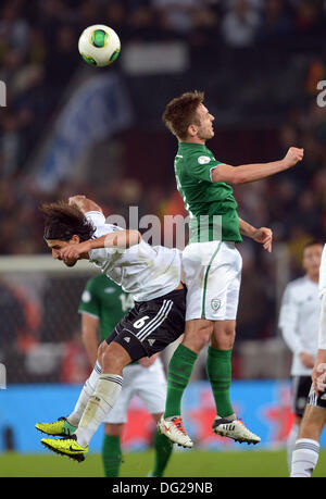 Köln, Deutschland. 11. Oktober 2013. Deutschlands Sami Khedira wetteifert um den Ball mit Irlands Kevin Doyle während der WM-Qualifikation-Spiel zwischen Deutschland und Irland in Köln, Deutschland, 11. Oktober 2013. Foto: Federico Gambarini/Dpa/Alamy Live News Stockfoto