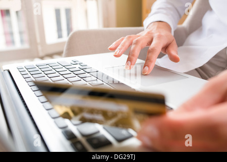 Weibliche Laptop Finger Tisch Schreibtisch indoor Stockfoto