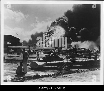 Foto von den Trümmern übersäte Naval Air Station in Pearl Harbor nach dem japanischen Angriff 306541 Stockfoto