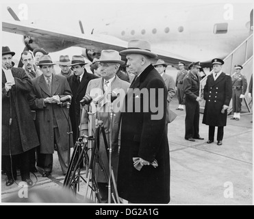Präsident Truman und Außenminister George Marshall sind an Mikrofonen an der National Airport in Washington, D.... 199677 Stockfoto