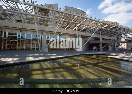 City of Edinburgh, Schottland. Das schottische Parlament Eingang für das Publikum am Pferd Wynd. Stockfoto