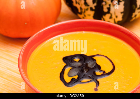 Kürbissuppe mit Samen und Öl hautnah Stockfoto