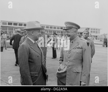 Fotografieren von Präsident Truman, lachen und plaudern mit General Dwight D. Eisenhower bei der National Airport in... 199134 Stockfoto