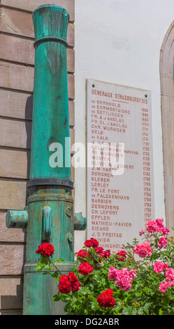 Alte Kanone bestand im Offizierskasino Straßburg Elsass Frankreich Stockfoto