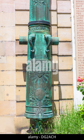 Alte Kanone bestand im Offizierskasino Straßburg Elsass Frankreich Stockfoto