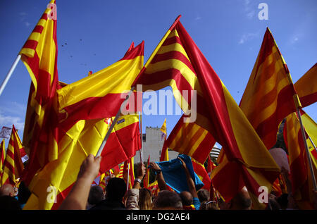 Barcelona, Spanien. 12. Oktober 2013. Feier des Columbus Day in Barcelona. Festliche Demonstration gegen das Referendum für die Unabhängigkeit Kataloniens aus dem Rest von Spanien im Zentrum von Barcelona. In der Bild, Spanisch & katalanische Flaggen. Bildnachweis: Fco Javier Martín/Alamy Rivas Live-Nachrichten Stockfoto