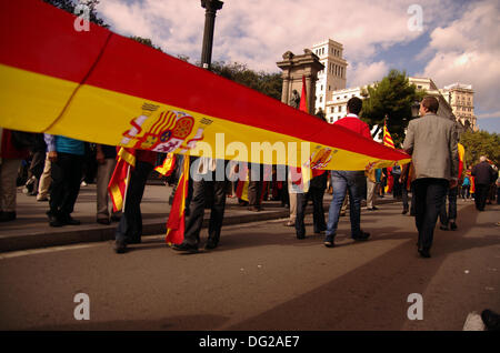 Barcelona, Spanien. 12. Oktober 2013. Feier des Columbus Day in Barcelona. Festliche Demonstration gegen das Referendum für die Unabhängigkeit Kataloniens aus dem Rest von Spanien im Zentrum von Barcelona. Im Bild eine lange spanische Flagge. Bildnachweis: Fco Javier Martín/Alamy Rivas Live-Nachrichten Stockfoto