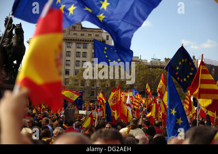 Barcelona, Spanien. 12. Oktober 2013. Feier des Columbus Day in Barcelona. Festliche Demonstration gegen das Referendum für die Unabhängigkeit Kataloniens aus dem Rest von Spanien im Zentrum von Barcelona. In der Abbildung kennzeichnet spanischen, katalanischen & EU. Bildnachweis: Fco Javier Martín/Alamy Rivas Live-Nachrichten Stockfoto