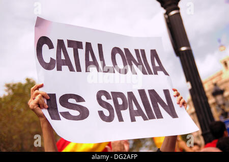 Barcelona, Spanien. 12. Oktober 2013. Feier des Columbus Day in Barcelona. Festliche Demonstration gegen das Referendum für die Unabhängigkeit Kataloniens aus dem Rest von Spanien im Zentrum von Barcelona. Im Bild, die Antwort auf die beliebte Independe Erklärung "Katalonien nicht Spanien ist"... Bildnachweis: Fco Javier Martín/Alamy Rivas Live-Nachrichten Stockfoto