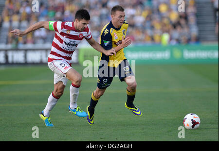 Gosford, Australien. 12. Oktober 2013. Wanderers Kapitän Michael Beauchamp und Seeleute nach vorne Mitchell Duke in Aktion während der Hyundai A-League-Spiel zwischen Central Coast Mariners und Western Sydney FC aus der Blauzungenkrankheit-Stadion. Bildnachweis: Aktion Plus Sport/Alamy Live-Nachrichten Stockfoto