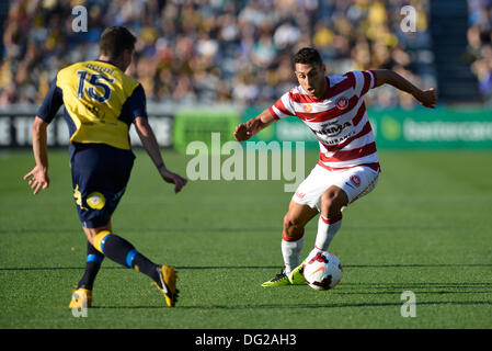 Gosford, Australien. 12. Oktober 2013. Wanderer-Verteidiger Adam D'Apuzzo in Aktion während der Hyundai A-League-Spiel zwischen Central Coast Mariners und Western Sydney FC aus der Blauzungenkrankheit-Stadion. Das Ergebnis war ein 1: 1-Unentschieden. Bildnachweis: Aktion Plus Sport/Alamy Live-Nachrichten Stockfoto