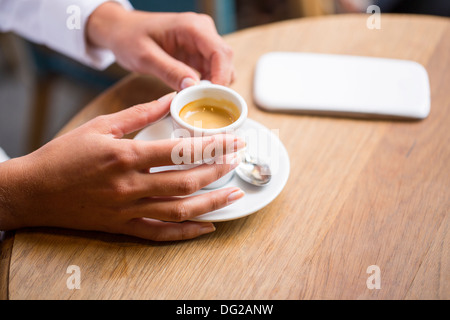 Weibliche Restaurant Hand Couchtisch Handy Stockfoto