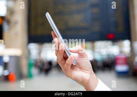 Weibliche Bahnhofshalle Handy Tgv Nachricht sms Stockfoto