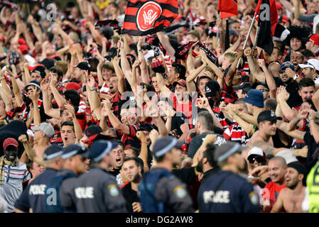 Gosford, Australien. 12. Oktober 2013. Wanderer-Fans feiern während der Hyundai A-League-Spiel zwischen Central Coast Mariners und Western Sydney FC aus der Blauzungenkrankheit-Stadion. Das Ergebnis war ein 1: 1-Unentschieden. Bildnachweis: Aktion Plus Sport/Alamy Live-Nachrichten Stockfoto