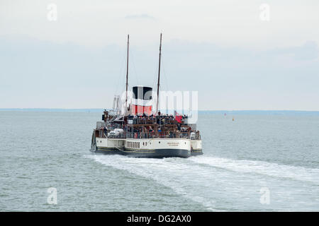 Southend, UK. 12. Oktober 2013. Der weltweit letzten und größten Ozean-Raddampfer besucht Southend Pier. 1,3 Meilen lang ist die weltweit längste Vergnügen Pier. Die Waverley ist an ihrem vorletzten Tag von Kreuzfahrten auf der Themse und die Sonne schien auf ihr. Morgen hat für sehr schlechtes Wetter vorhergesagt, die beeinflussen könnte oder stornieren ihre letzten Abfahrten. Waverley, jetzt restauriert, hat seinen Sitz in Glasgow, Schottland. Bildnachweis: Allsorts Stock Foto/Alamy Live-Nachrichten Stockfoto