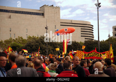 Barcelona, Spanien. 12. Oktober 2013. Feier des Columbus Day in Barcelona. Festliche Demonstration gegen das Referendum für die Unabhängigkeit Kataloniens aus dem Rest von Spanien im Zentrum von Barcelona. In der Abbildung Weltniveau in Plaça Catalunya mit einem Zeppelin. Bildnachweis: Fco Javier Martín/Alamy Rivas Live-Nachrichten Stockfoto