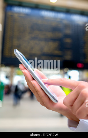 Weibliche Bahnhofshalle Handy Tgv Nachricht sms Stockfoto