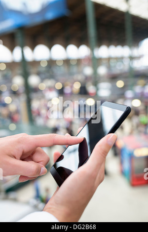 Weibliche Bahnhofshalle Handy Tgv Nachricht sms Stockfoto