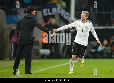 Köln, Deutschland. 11. Oktober 2013. Bundestrainer Joachim Loew high Fives mit Torschütze Andre Schürrle nach der WM-Quali match zwischen Deutschland und Irland im RheinEnergieStadion in Köln, Deutschland, 11. Oktober 2013. Deutschland besiegt Irland 0-3. Foto: BERND THISSEN/Dpa/Alamy Live-Nachrichten Stockfoto