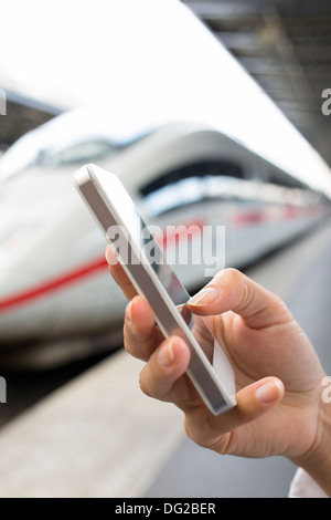 Weibliche Handy Tgv Nachricht sms Stockfoto