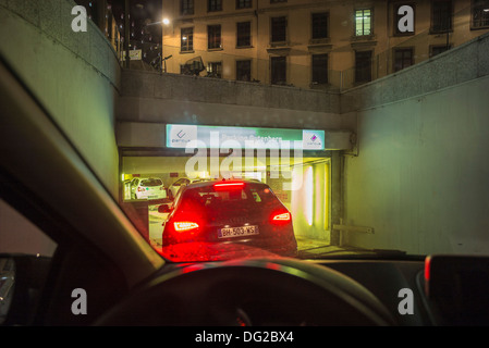 Auto fahren in der Nacht in der Tiefgarage Stockfoto