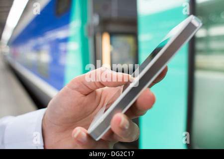 Weibliche Mobile Zug Tgv Nachricht Sms Telefon Stockfoto