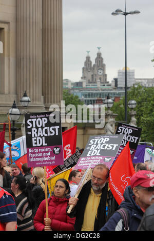 Hunderte von Demonstranten begleitet von politischen Persönlichkeiten wie der Bürgermeister von Liverpool Joe Anderson und Schattenminister für Volksgesundheit Luciana Berger trat eine Marsch durch Liverpool Stadtzentrum auf Samstag, 12. Oktober 2013 auf den Slogan "Feiert nicht teilen" gerichteten. Die Demonstration, die von Unite die Union genannt wurde fand statt zur Verbreitung der Botschaft, dass rechtsextremen British National Party (BNP) Führer Nick Griffin besiegt bei den Wahlen zum Europäischen Parlament im Jahr 2014 werden muss. Stockfoto