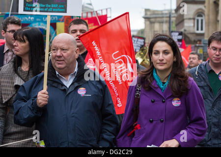 Hunderte von Demonstranten begleitet von politischen Persönlichkeiten, darunter der Bürgermeister von Liverpool Joe Anderson (links) und Schatten-Minister für Volksgesundheit Luciana Berger (rechts) trat eine Marsch durch Liverpool Stadtzentrum auf Samstag, 12. Oktober 2013 auf den Slogan "Feiert nicht teilen" gerichteten. Die Demonstration, die von Unite die Union genannt wurde fand statt zur Verbreitung der Botschaft, dass rechtsextremen British National Party (BNP) Führer Nick Griffin besiegt bei den Wahlen zum Europäischen Parlament im Jahr 2014 werden muss. Stockfoto