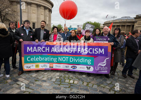 Hunderte von Demonstranten begleitet von politischen Persönlichkeiten wie der Bürgermeister von Liverpool Joe Anderson und Schattenminister für Volksgesundheit Luciana Berger trat eine Marsch durch Liverpool Stadtzentrum auf Samstag, 12. Oktober 2013 auf den Slogan "Feiert nicht teilen" gerichteten. Die Demonstration, die von Unite die Union genannt wurde fand statt zur Verbreitung der Botschaft, dass rechtsextremen British National Party (BNP) Führer Nick Griffin besiegt bei den Wahlen zum Europäischen Parlament im Jahr 2014 werden muss. Stockfoto