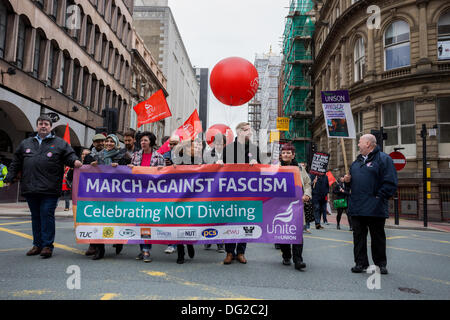 Hunderte von Demonstranten begleitet von politischen Persönlichkeiten wie der Bürgermeister von Liverpool Joe Anderson und Schattenminister für Volksgesundheit Luciana Berger trat eine Marsch durch Liverpool Stadtzentrum auf Samstag, 12. Oktober 2013 auf den Slogan "Feiert nicht teilen" gerichteten. Die Demonstration, die von Unite die Union genannt wurde fand statt zur Verbreitung der Botschaft, dass rechtsextremen British National Party (BNP) Führer Nick Griffin besiegt bei den Wahlen zum Europäischen Parlament im Jahr 2014 werden muss. Stockfoto